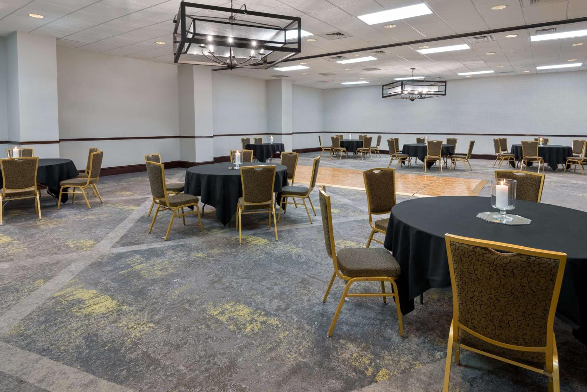 Embassy Suites Dallas - Park Central Area Exteriör bild