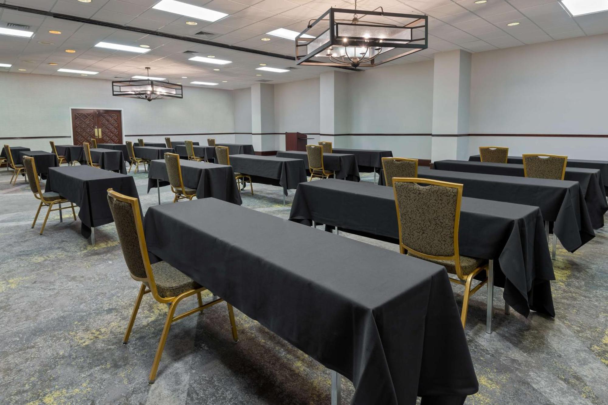 Embassy Suites Dallas - Park Central Area Exteriör bild