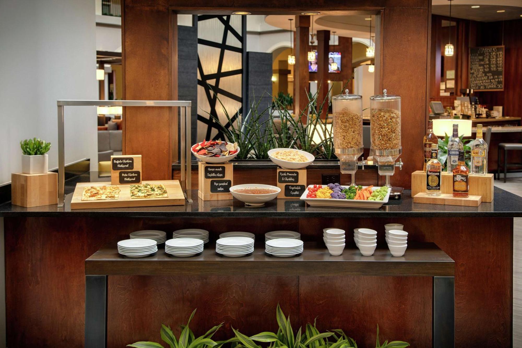 Embassy Suites Dallas - Park Central Area Exteriör bild